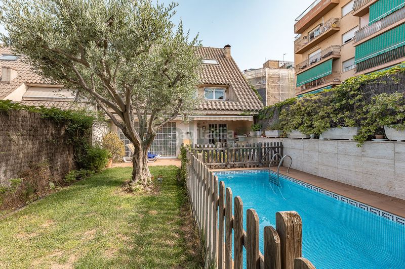 Foto fd29bf27-1466-4240-8198-5edb4df3bdcf. Casa adossada amb calefacció aparcament piscina a Terrassa