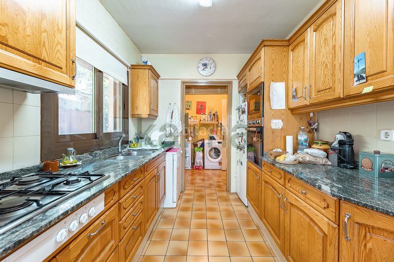 Foto 4dce9ca0-15b0-4041-9952-513094a00c46. Chalet avec cheminée chauffage parking piscine dans Canovelles