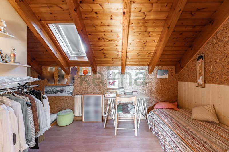 Foto a56d5db9-8bae-41f4-aa44-43b7443cd9b3. Chalet avec cheminée chauffage parking piscine dans Canovelles