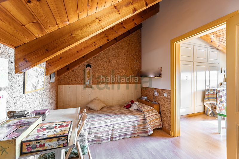 Foto d84691da-fa15-4b3f-be68-5000804c2f47. Chalet avec cheminée chauffage parking piscine dans Canovelles