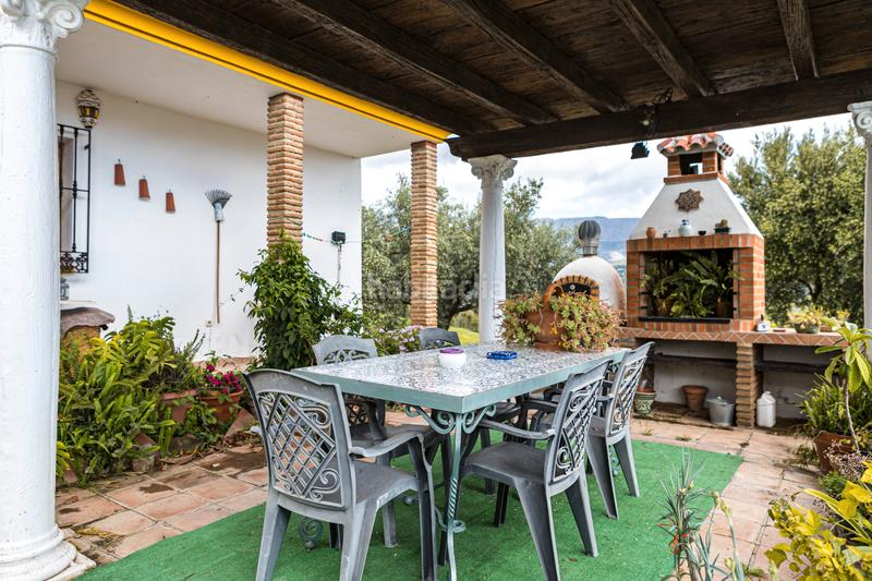 Foto b4c987cc-b4a2-4059-85a5-2dc67f921b5c. Pis amb xemeneia calefacció aparcament piscina a Periana