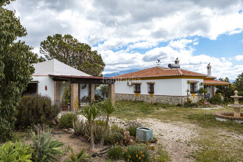 Foto f5398f94-8cd5-4661-9167-30146fd18c2e. Pis amb xemeneia calefacció aparcament piscina a Periana