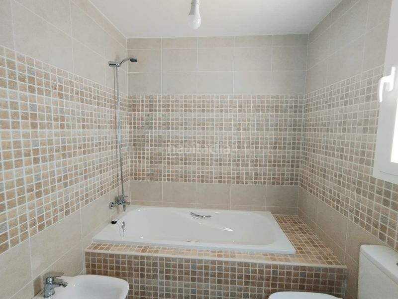 Foto a2cf1807-fa97-4239-856d-60092c83aeaf. Casa adossada amb aparcament a Tomelloso