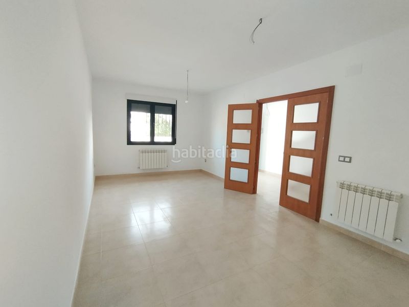 Foto adf36007-c9c6-482a-acf2-ec1dc9899a1c. Casa adossada amb aparcament a Tomelloso