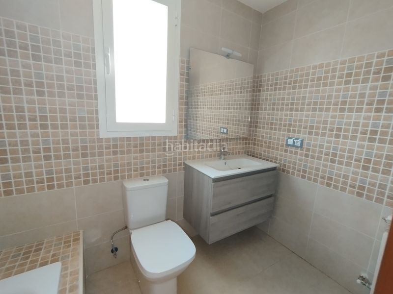 Foto b282543f-8859-4dc2-b21c-43dbde6a8cea. Casa adossada amb aparcament a Tomelloso