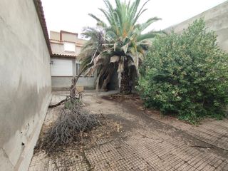 Casa  Calle duque de alba. Casa en argamasilla de alba con amplio garaje, patio y terraza.
