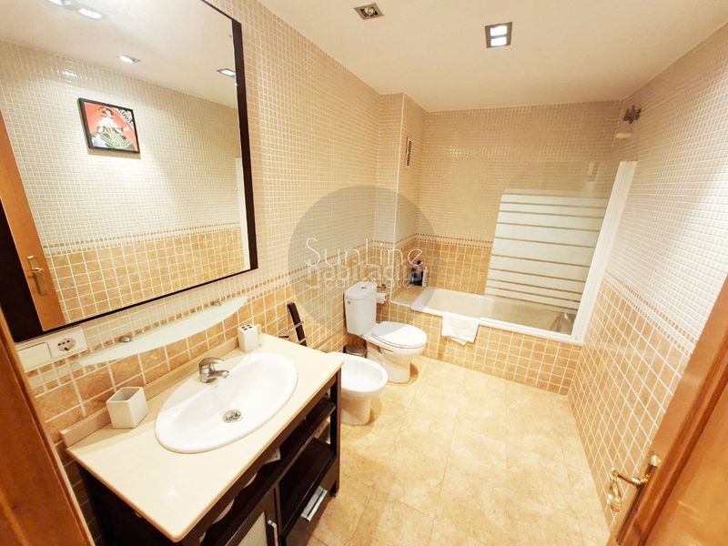 Foto b0272067-2046-436c-b3a5-eef898f0302b. Casa adossada amb aparcament a Aldaia