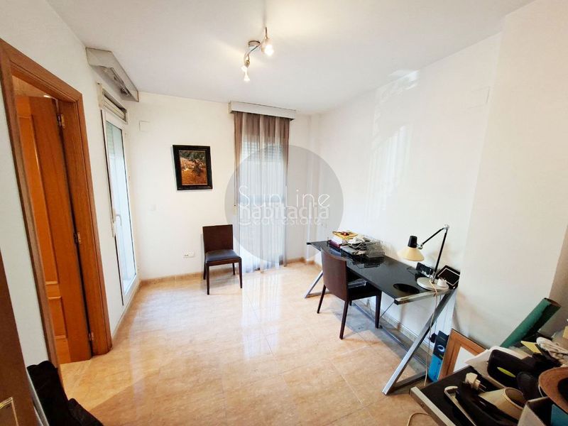 Foto b4d70306-14c7-4c18-a5c2-6f90e7bd02a9. Casa adossada amb aparcament a Aldaia