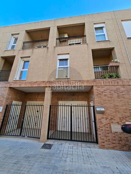 Foto f7e1e72e-c8c7-4802-969d-fbb732ed9986. Casa adossada amb aparcament a Aldaia