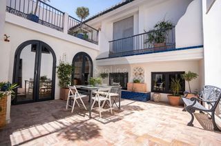 Location Maison  Carrer salvador giner. Lujoso piso de 200 m² en alquiler con terraza y muebles de diseñ