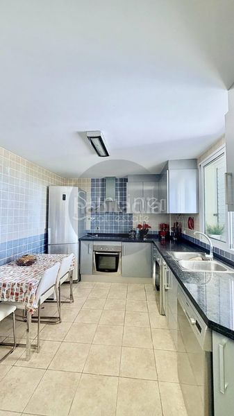 Foto aa04bacc-8c8a-483d-804e-5f4a9d360e58. Casa amb aparcament a Cumbres de Calicanto Torrent