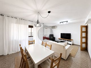 Etagenwohnung  Carrer de joaquim ballester. Venta de amplio piso de 170 m� con 5 dormitorios, garaje y trast