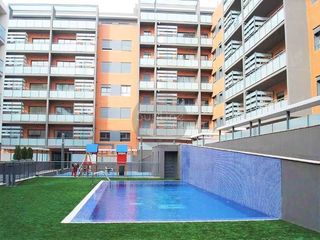 Miete Etagenwohnung  Carrer joan d'àustria. Alquiler de piso amueblado con terraza y piscina para una person