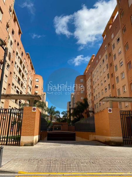 Foto ced8e486-56b8-4eb5-8fe9-7bf907df7351. Rent flat with parking pool in Trinitat Valencia