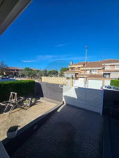 Foto bf4ff412-df11-42d8-a381-c4afae331540. Casa adossada amb aparcament a Nuevo Centro Sagunt