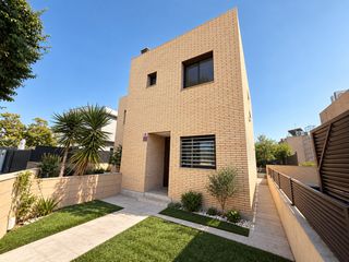Xalet a Fondo Somella. Vivienda unifamiliar con parking, dos terrazas y reforma incluid