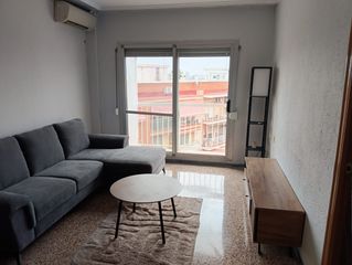 Rent Flat  Calle pintor mariano cruz. Piso luminoso y con balcon