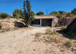Casa en Crevillente. Se vende parcela con  cueva