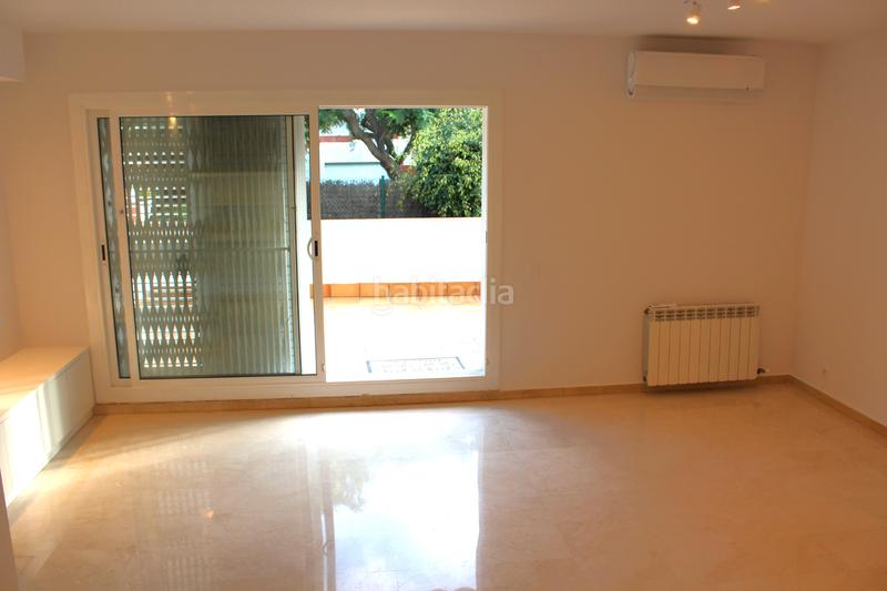 Foto 49add44a-1415-491e-b364-6310a594a2ad. Lloguer casa adossada amb xemeneia calefacció aparcament a Castelldefels