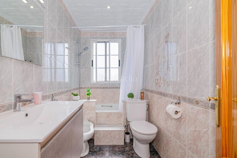 Foto 5696e4d3-5451-4a4a-a5a2-e2bc43b454bf. Xalet amb calefacció aparcament piscina a Órgiva