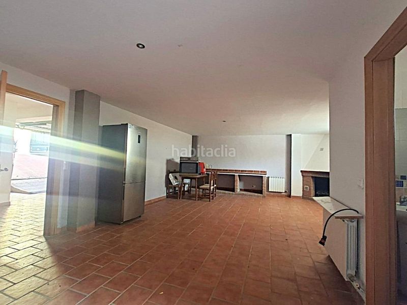 Foto 3ab33199-4070-4268-96bb-97508eb45769. Casa aparellada amb aparcament a Híjar Gabias (Las)