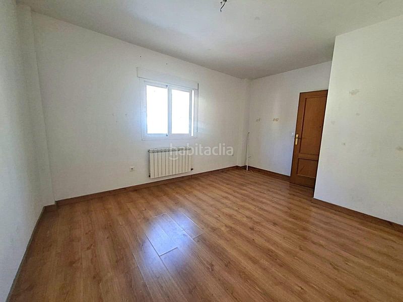 Foto d346e279-3d45-40ec-8117-a1ec12f8083e. Casa aparellada amb aparcament a Híjar Gabias (Las)