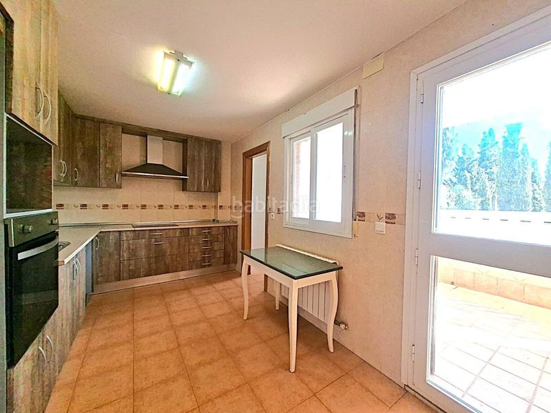 Foto ef625b3b-bf5d-4fd7-b442-29f0292dbc60. Casa aparellada amb aparcament a Híjar Gabias (Las)