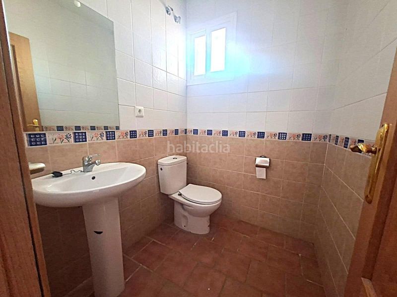 Foto f5253570-9182-4cc7-a46d-363f2aa07219. Casa aparellada amb aparcament a Híjar Gabias (Las)