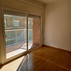 Flat  Carrer francesc salvans, de. Espacioso piso semireformado en sant pere, terrassa  ideal inver