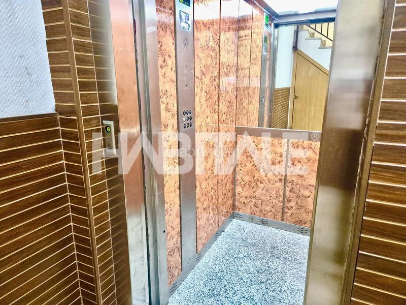 Foto 0c921001-a297-4714-a3bd-cdc6f0c897d3. Alquiler piso habitale presenta esta encantadora y amplia vivienda con ascensor ubicado a pocos metros de avenida del puerto y serrería, ofrecié en Valencia
