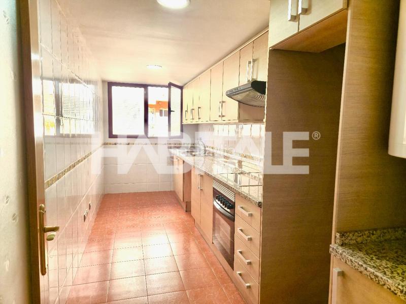 Foto 83a0c2cf-f237-4004-b91a-399dc0fd45db. Alquiler piso habitale presenta esta encantadora y amplia vivienda con ascensor ubicado a pocos metros de avenida del puerto y serrería, ofrecié en Valencia