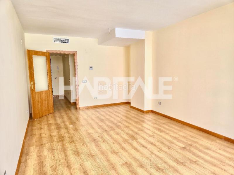 Foto a9fd5a64-1f58-4d36-93bb-64a6a29676fa. Alquiler piso habitale presenta esta encantadora y amplia vivienda con ascensor ubicado a pocos metros de avenida del puerto y serrería, ofrecié en Valencia