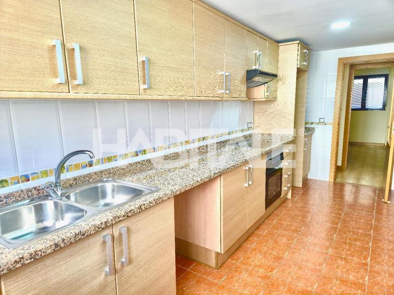 Foto dc70a760-729c-41e6-b73f-994a008b9c42. Alquiler piso habitale presenta esta encantadora y amplia vivienda con ascensor ubicado a pocos metros de avenida del puerto y serrería, ofrecié en Valencia