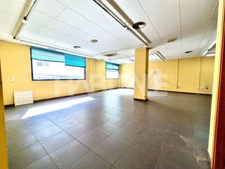 Lloguer Local Comercial a Aiora. Local esquinero con gran visibilidad y luz natural junto a av. d