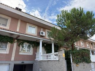 Chalet in Ensanche. Chalet en zona residencial, ideal para familias.