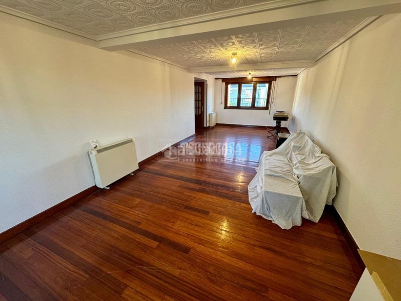 Foto 61292529-1f06-45d5-9a6b-5407fef0de1e. Casa pareada casa en venta en el astillero en Astillero (El)