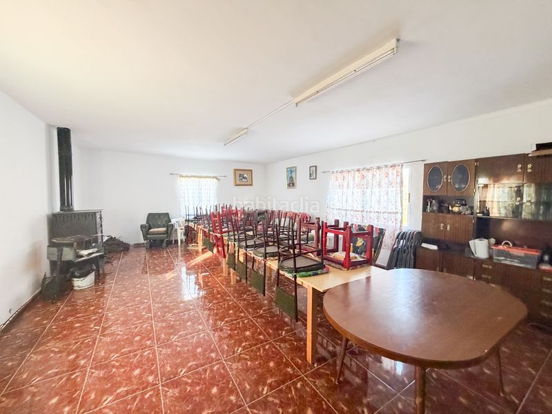 Foto 08d93305-525f-42a6-a716-815ce14b5c80. Masia amb xemeneia aparcament a Freila