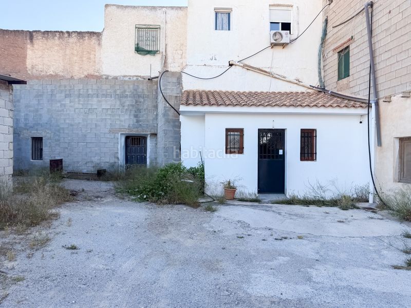 Foto 0b41de74-3b62-42ee-9782-cb160e38a3c9. Masia amb xemeneia aparcament a Freila