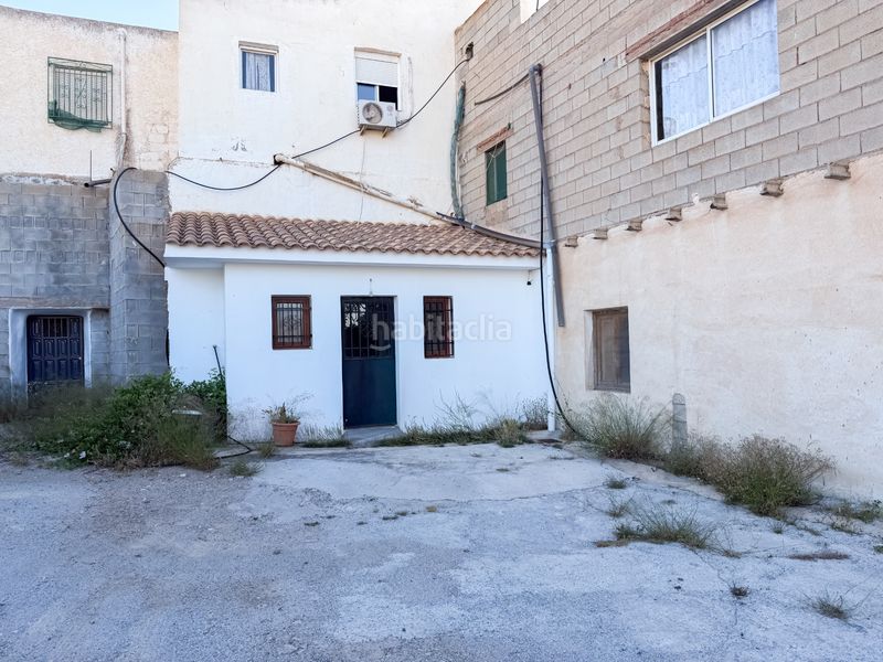 Foto 4090a659-e8f1-4402-832d-d8c98bd1afff. Masia amb xemeneia aparcament a Freila