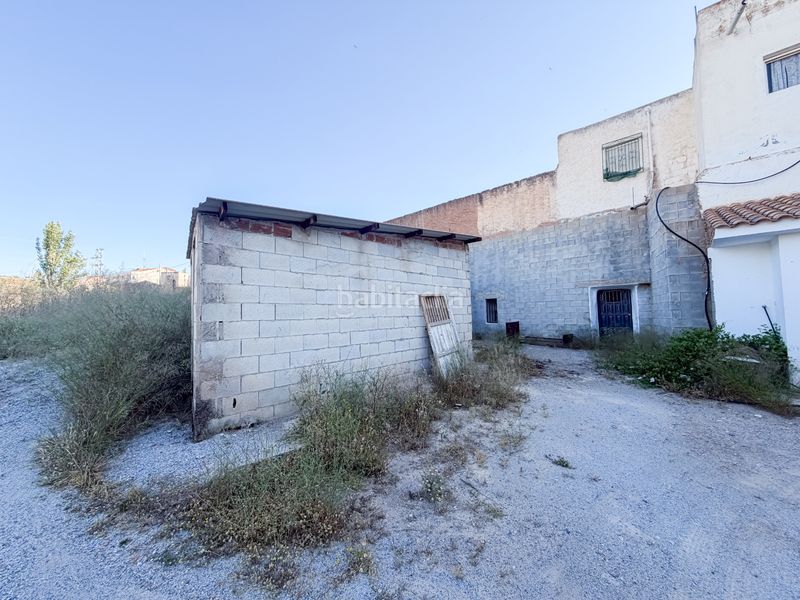 Foto 623f38a1-59f8-4ff3-a73d-de86a53c17fd. Masia amb xemeneia aparcament a Freila