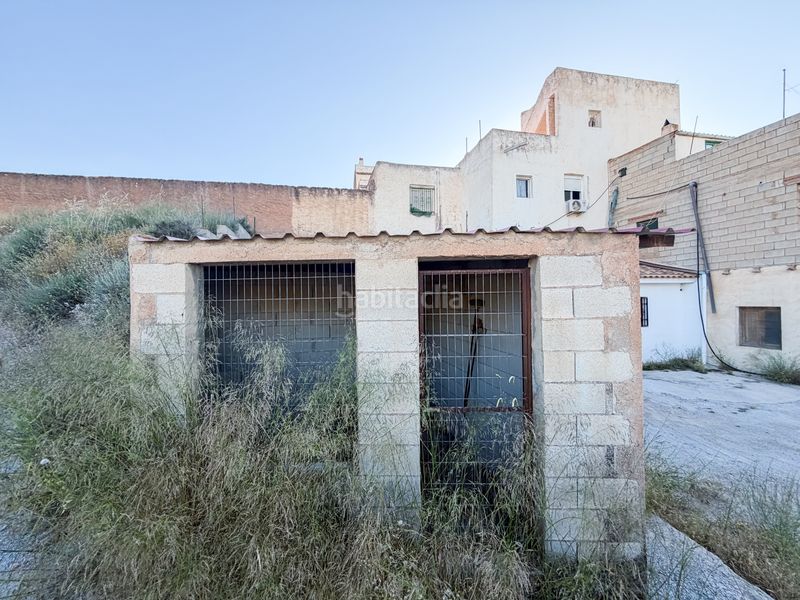 Foto 9c85d677-e03a-4ea3-acd7-ca398b2a1f95. Masia amb xemeneia aparcament a Freila
