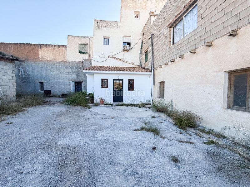 Foto b27d957c-8b50-412f-b9e5-382489096253. Masia amb xemeneia aparcament a Freila