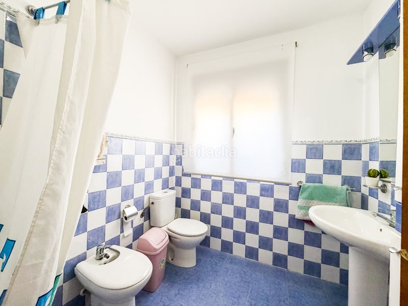 Foto bd13bdec-5465-4a74-a596-cf0cb65a5522. Haus mit kamin heizung parking in Baza