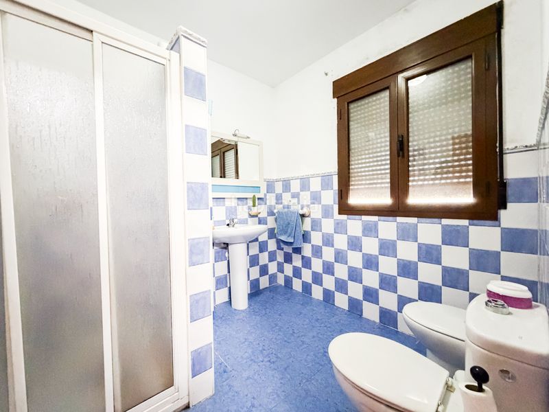 Foto f0437cca-5720-475a-9635-618440a9513c. Haus mit kamin heizung parking in Baza