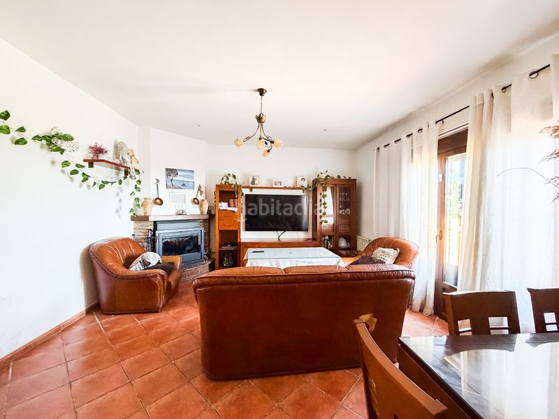 Foto f4dbfea2-ab8d-45f3-bbc5-0ae9ae1e144d. Haus mit kamin heizung parking in Baza