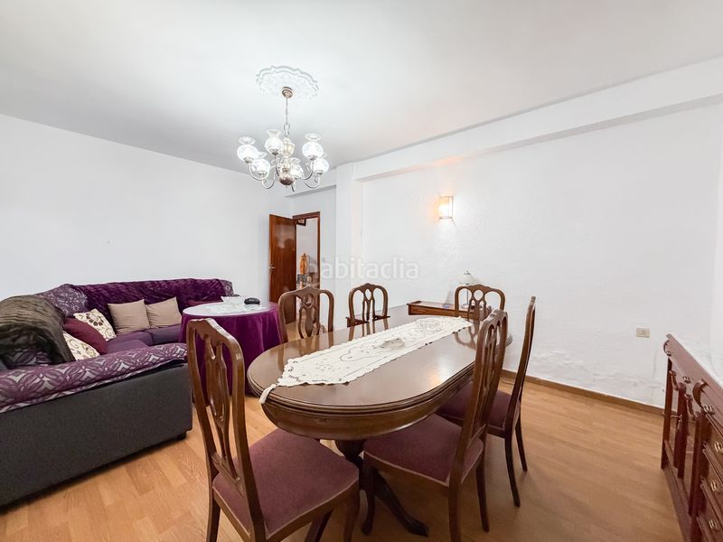Foto a8454ed3-c83c-41a8-a88d-0b44ce3be272. Casa adossada amb xemeneia aparcament a Baza