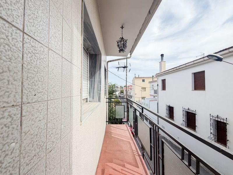 Foto d6628f7c-3667-475b-89a3-963efc2e814b. Casa adossada amb xemeneia aparcament a Baza