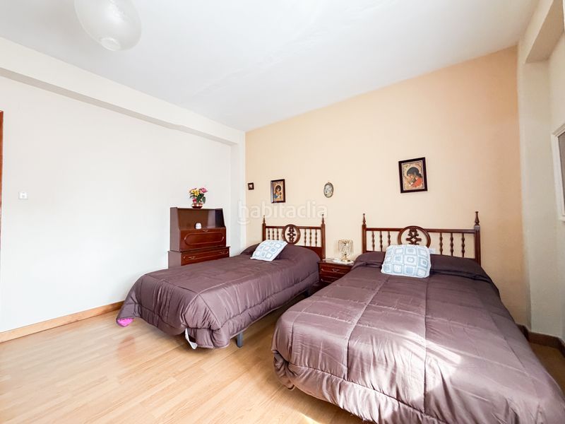 Foto e1f9c66a-d6bd-4246-a8a0-904444ab05a1. Casa adossada amb xemeneia aparcament a Baza