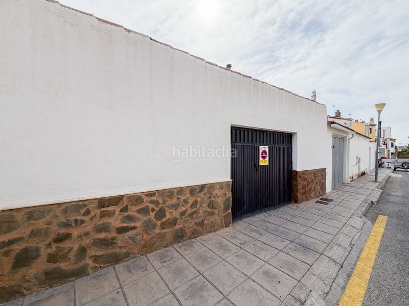 Foto f9ad7103-8842-4678-9ba8-1a1794be806f. Casa adossada amb xemeneia aparcament a Baza