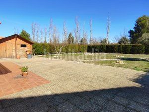 Foto f10c3726-c638-43f0-bb73-474c4f2343f6. Xalet amb xemeneia calefacció aparcament piscina a Pinseque